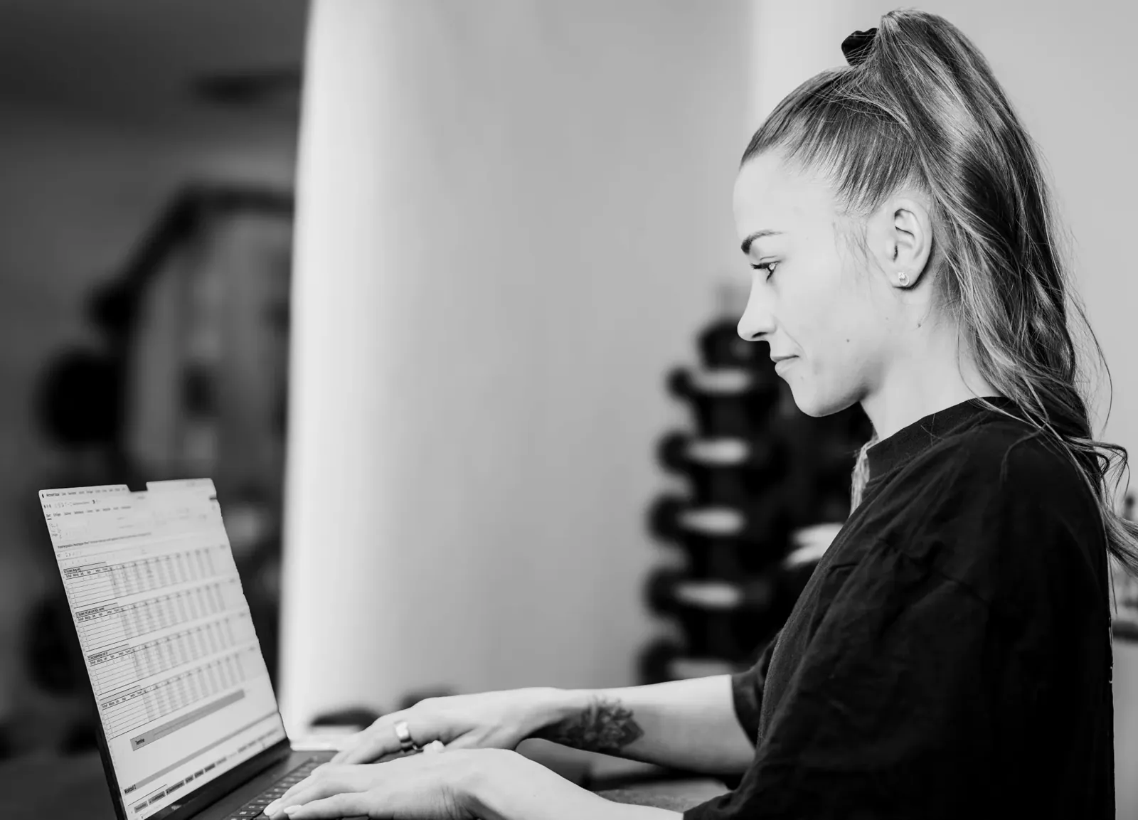 Tina Rölli plant ein Training am Laptop im Studio