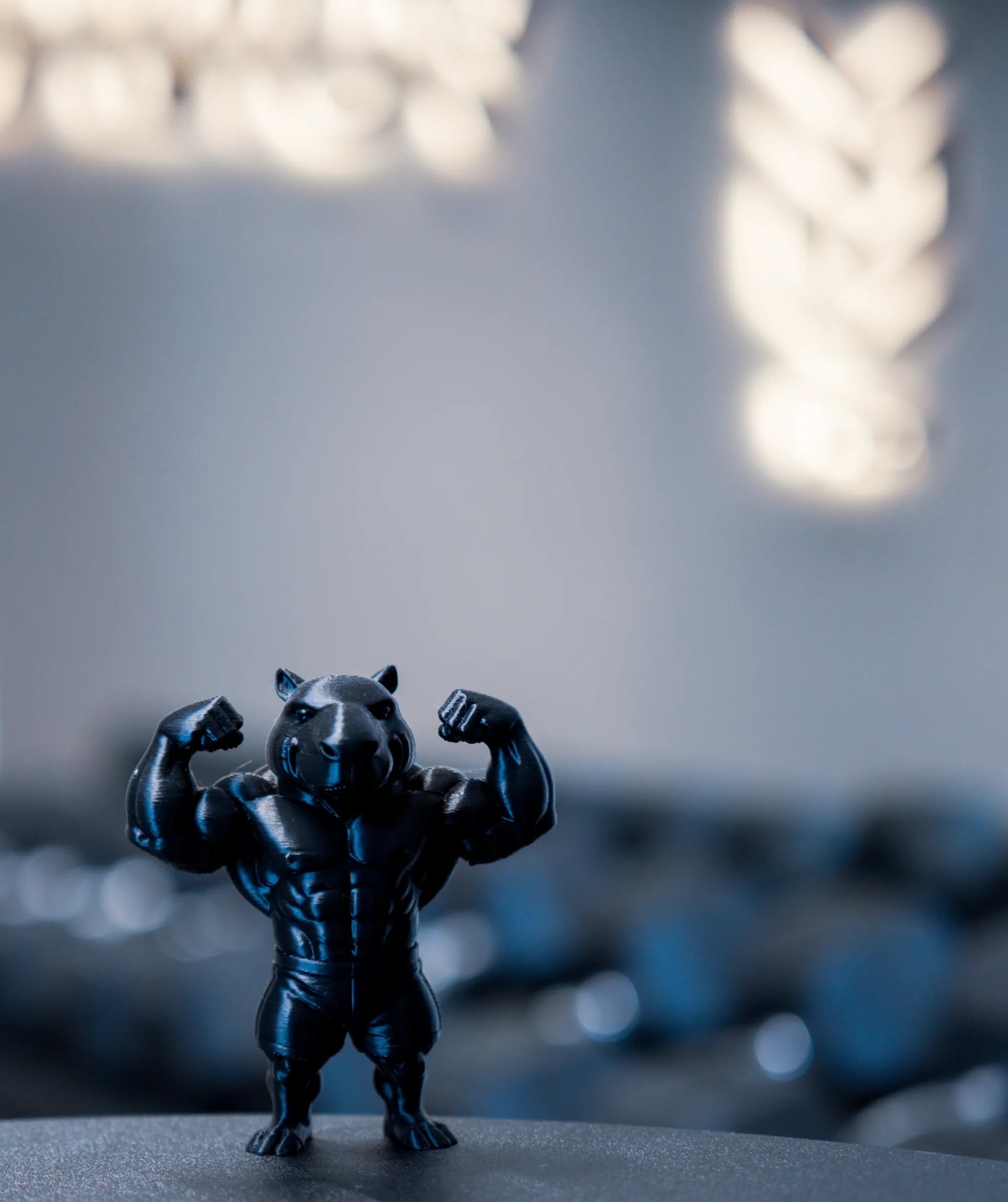 Kleine Bodybuilder-Figur im YUNA-Studio, Detail vom Empfang
