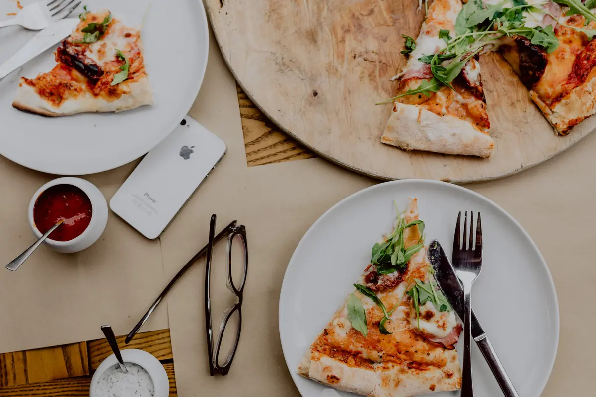 Pizza mit Rucola auf dem Tisch in einem Restaurant