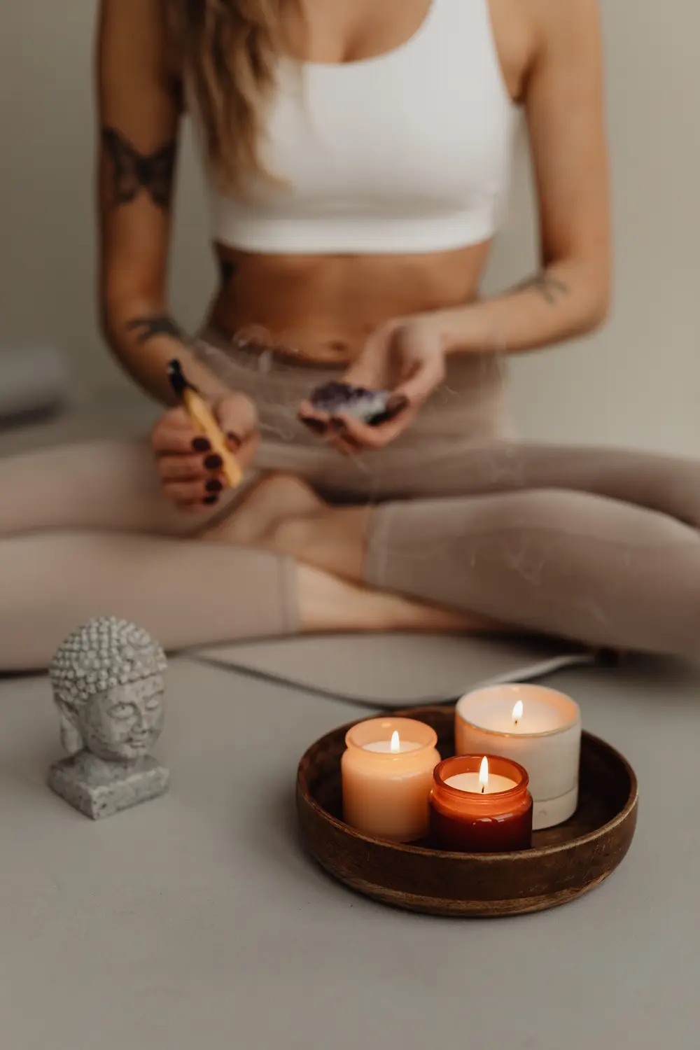 Ruhige Auszeit mit Kerzen und Palo Santo
