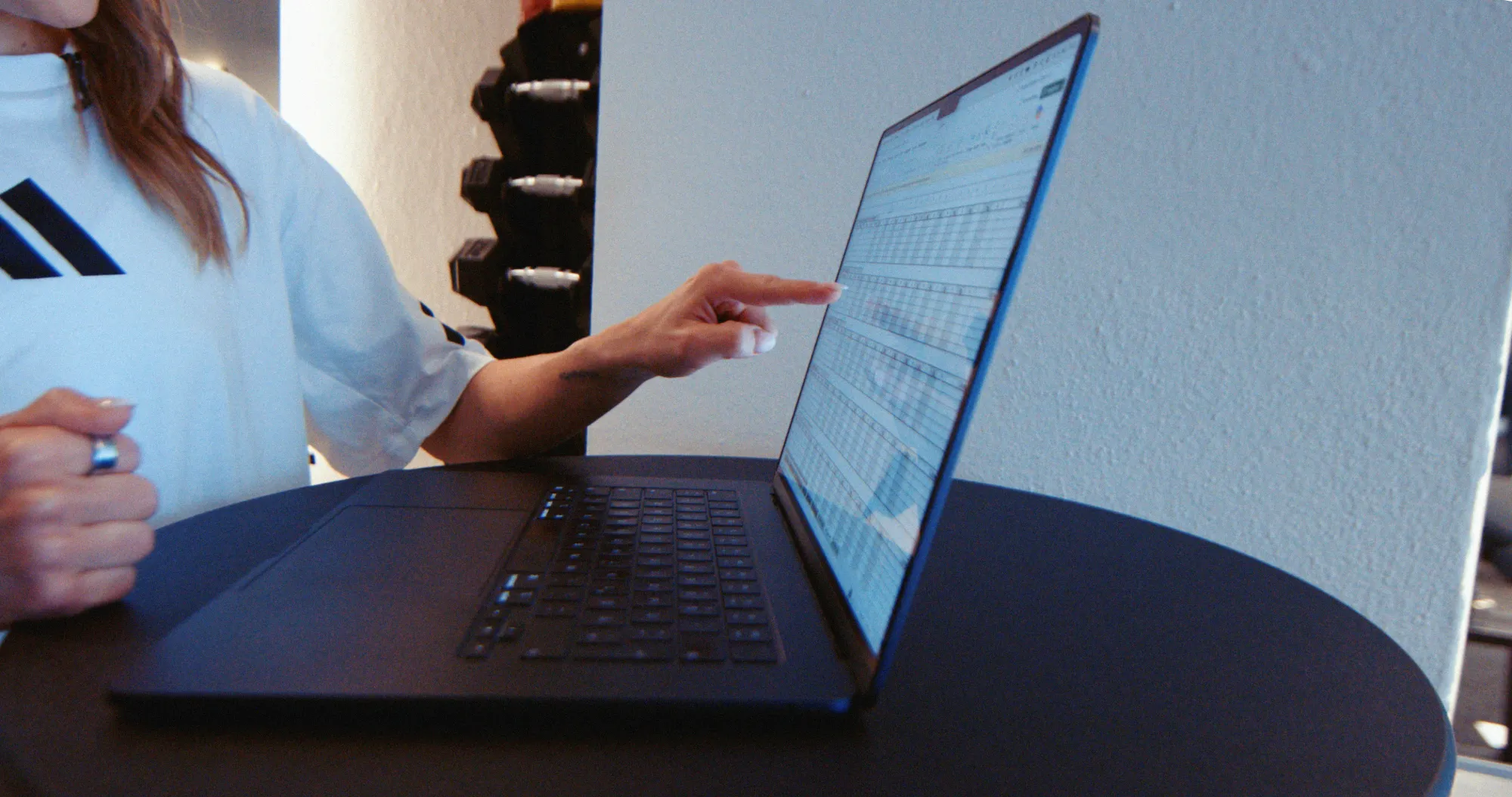 Hand zeigt auf die Messwerte am Laptop